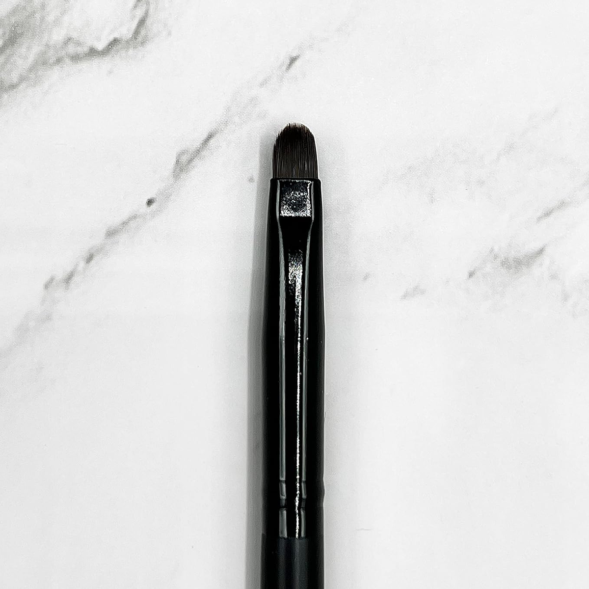 №21  LIP BRUSH