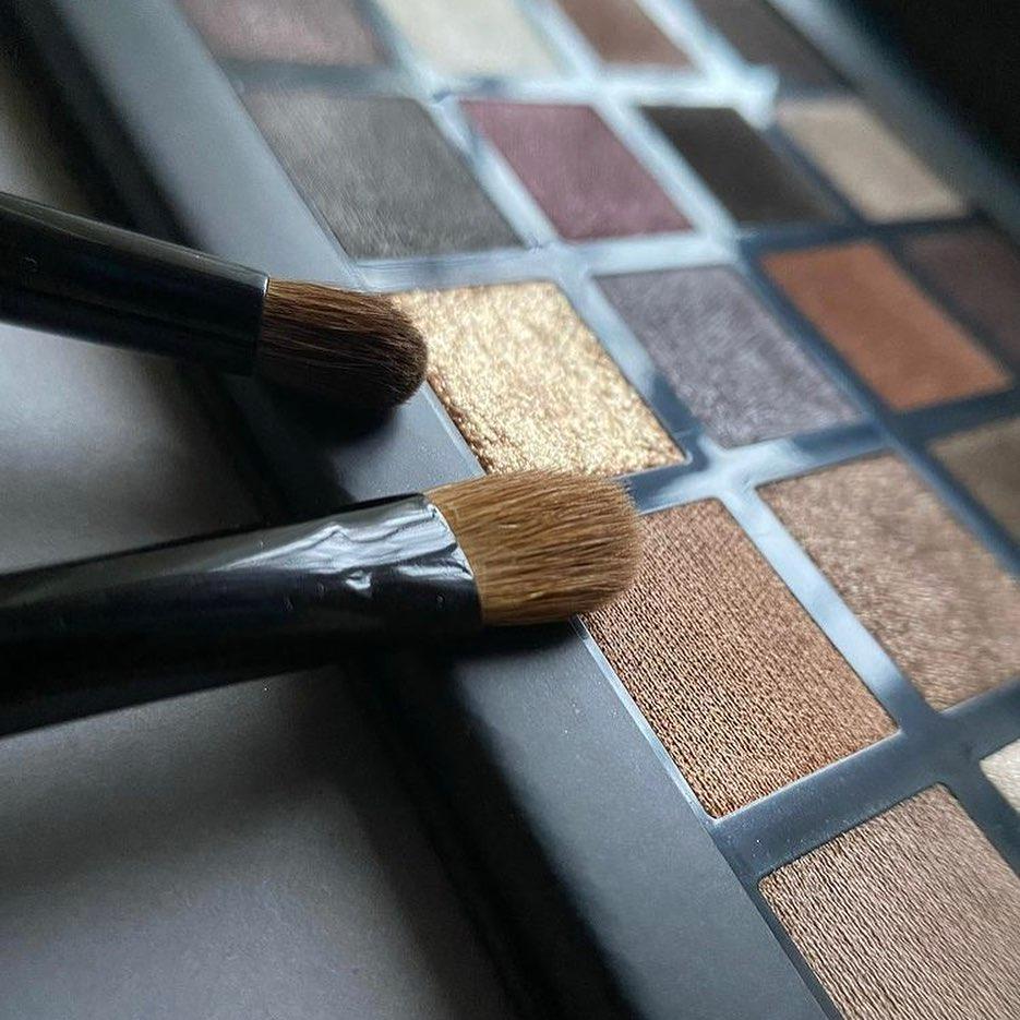 EYESHADOW PALETTE (24 COLORS)